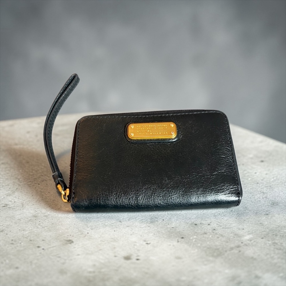 MARC JACOBS LEATHER WALLET WITH WRISTLET STRAP – GOLD TONE HARDWARE